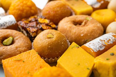 Hint tatlısı grubu ya da diya ile mithai.