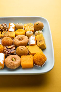 Hint tatlısı grubu ya da diya ile mithai.