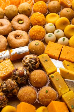 Hint tatlısı grubu ya da diya ile mithai.