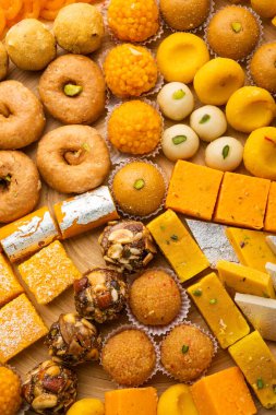 Hint tatlısı grubu ya da diya ile mithai.