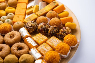 Hint tatlısı grubu ya da diya ile mithai.