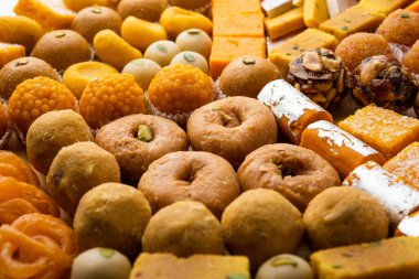 Hint tatlısı grubu ya da diya ile mithai.