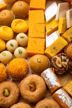 Hint tatlısı grubu ya da diya ile mithai.