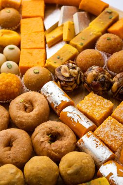 Hint tatlısı grubu ya da diya ile mithai.