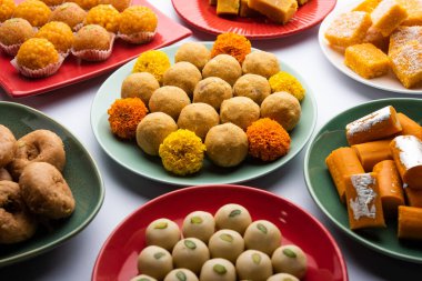 Hint tatlısı grubu ya da diya ile mithai.