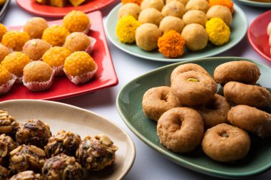 Hint tatlısı grubu ya da diya ile mithai.