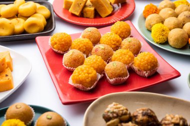 Hint tatlısı grubu ya da diya ile mithai.