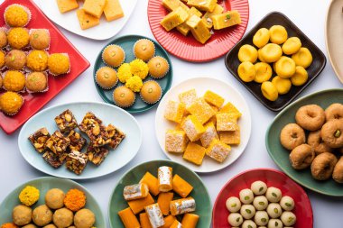 Hint tatlısı grubu ya da diya ile mithai.