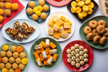 Hint tatlısı grubu ya da diya ile mithai.