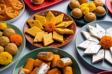 Hint tatlısı grubu ya da diya ile mithai.