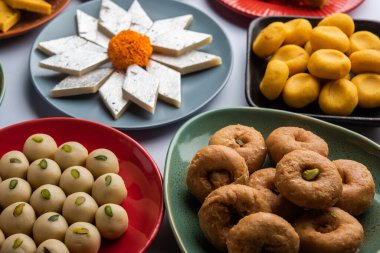 Hint tatlısı grubu ya da diya ile mithai.