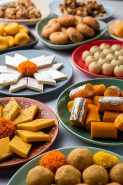 Hint tatlısı grubu ya da diya ile mithai.