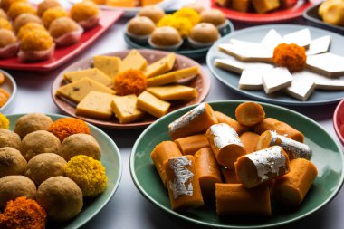 Hint tatlısı grubu ya da diya ile mithai.