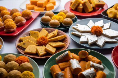 Hint tatlısı grubu ya da diya ile mithai.