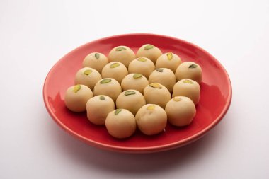Malai Peda ya da beyaz pera, Kuzey Hindistan 'da bulunan tatlı Mithai veya lezzetli bir kakule, süt, şeker ve kakule karışımıdır.