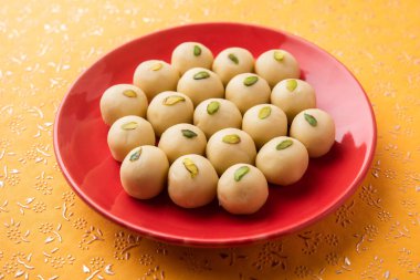 Malai Peda ya da beyaz pera, Kuzey Hindistan 'da bulunan tatlı Mithai veya lezzetli bir kakule, süt, şeker ve kakule karışımıdır.