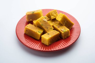 Mysore Pak, hindistancevizi tatlısı. Kökeni Mysuru şehrinden geliyor.