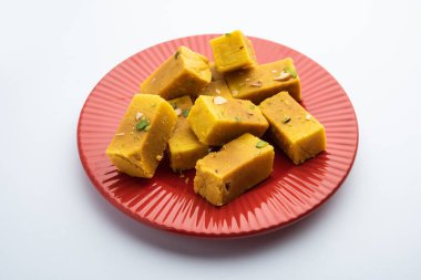 Mysore Pak, hindistancevizi tatlısı. Kökeni Mysuru şehrinden geliyor.