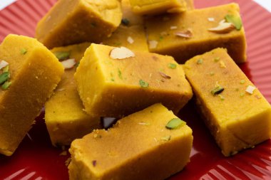 Mysore Pak, hindistancevizi tatlısı. Kökeni Mysuru şehrinden geliyor.