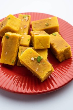 Mysore Pak, hindistancevizi tatlısı. Kökeni Mysuru şehrinden geliyor.