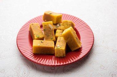 Mysore Pak, hindistancevizi tatlısı. Kökeni Mysuru şehrinden geliyor.