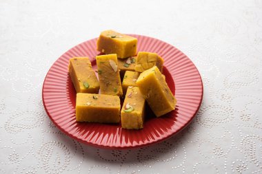 Mysore Pak, hindistancevizi tatlısı. Kökeni Mysuru şehrinden geliyor.