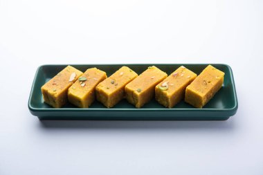 Mysore Pak, hindistancevizi tatlısı. Kökeni Mysuru şehrinden geliyor.