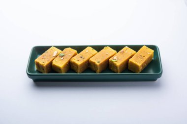 Mysore Pak, hindistancevizi tatlısı. Kökeni Mysuru şehrinden geliyor.