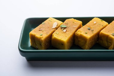 Mysore Pak, hindistancevizi tatlısı. Kökeni Mysuru şehrinden geliyor.