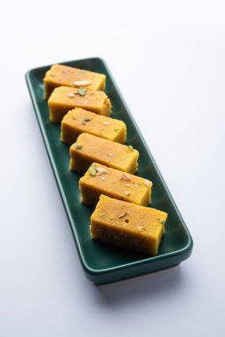 Mysore Pak, hindistancevizi tatlısı. Kökeni Mysuru şehrinden geliyor.