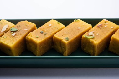 Mysore Pak, hindistancevizi tatlısı. Kökeni Mysuru şehrinden geliyor.