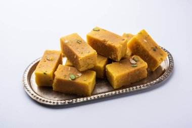 Mysore Pak, hindistancevizi tatlısı. Kökeni Mysuru şehrinden geliyor.