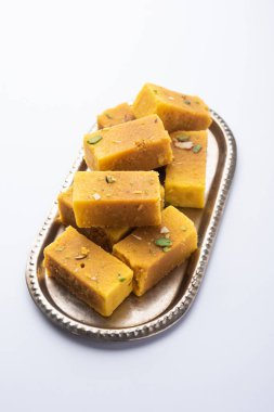 Mysore Pak, hindistancevizi tatlısı. Kökeni Mysuru şehrinden geliyor.