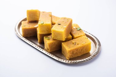 Mysore Pak, hindistancevizi tatlısı. Kökeni Mysuru şehrinden geliyor.