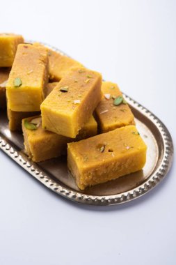 Mysore Pak, hindistancevizi tatlısı. Kökeni Mysuru şehrinden geliyor.