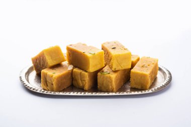 Mysore Pak, hindistancevizi tatlısı. Kökeni Mysuru şehrinden geliyor.