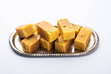 Mysore Pak, hindistancevizi tatlısı. Kökeni Mysuru şehrinden geliyor.