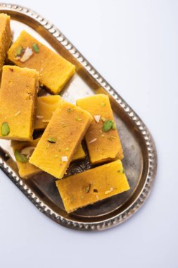 Mysore Pak, hindistancevizi tatlısı. Kökeni Mysuru şehrinden geliyor.