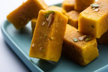 Mysore Pak, hindistancevizi tatlısı. Kökeni Mysuru şehrinden geliyor.