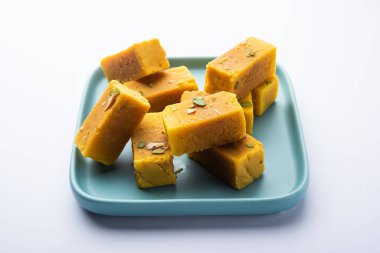 Mysore Pak, hindistancevizi tatlısı. Kökeni Mysuru şehrinden geliyor.