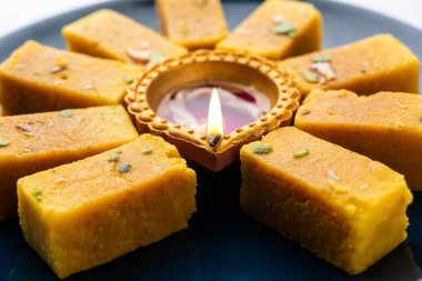 Mysore Pak ve diwali diya ya da tabağa takılmış kil lamba - Mutlu bayramlar
