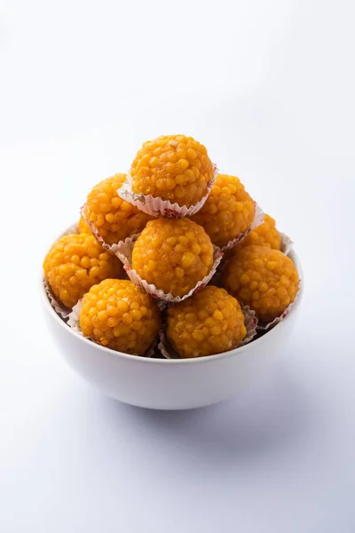 印度甜甜的主菜或豆蔻或潘迪拉杜 用克面粉制成 非常小的小球或小球 在制成球之前 在糖糖浆中深深油炸和浸透 — 图库照片
