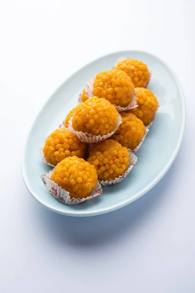 インドの甘いモティチョやラドゥやグラム粉で作られたブンディラドゥは非常に小さなボールやボンドは ボールを作る前に深い揚げと砂糖シロップに浸したものです — ストック写真