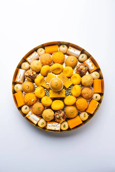 Hint tatlısı grubu ya da diya ile mithai.