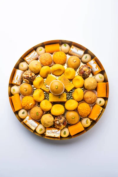 Hint tatlısı grubu ya da diya ile mithai.