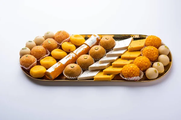 Groupe Bonbons Indiens Assortis Mithai Avec Diya — Photo