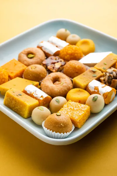 印度各种甜食的组合或与地亚的密泰 — 图库照片
