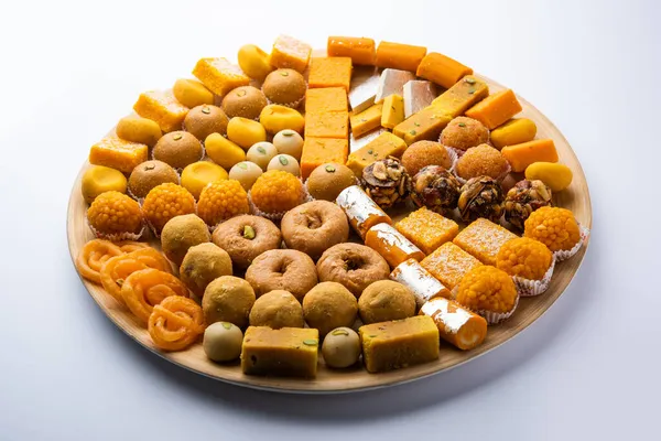 Gruppo Dolci Indiani Assortiti Mithai Con Diya — Foto Stock