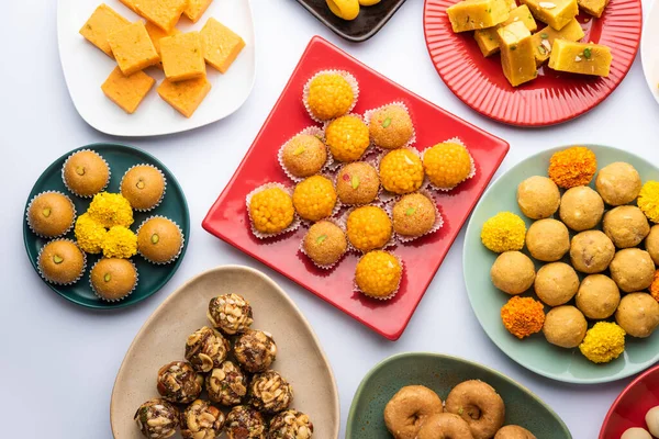 Hint tatlısı grubu ya da diya ile mithai.