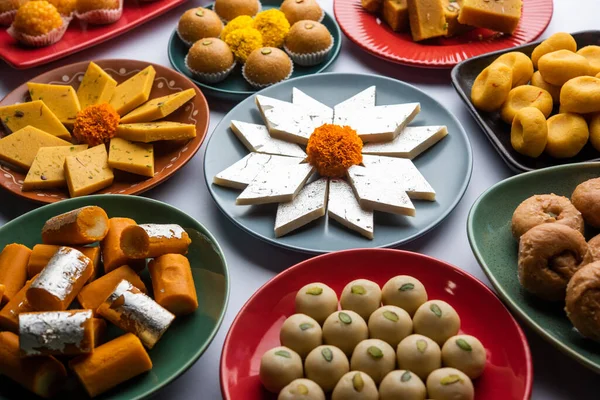 Groep Van Indiase Diverse Zoetigheden Mithai Met Diya — Stockfoto